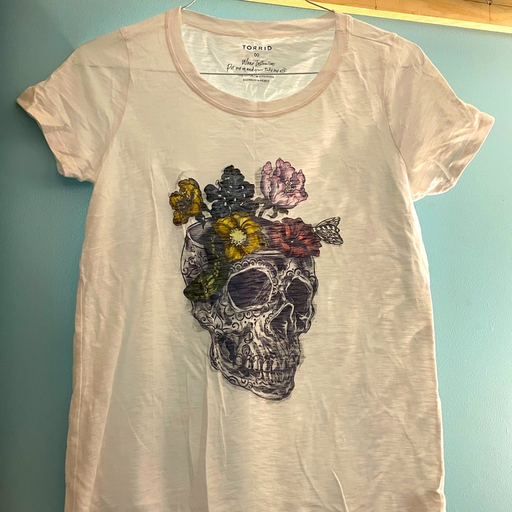 Torrid white T-shirt with skull flowerpot decor, size 00
